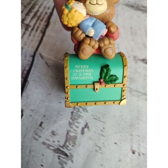 1991 Ornament Teddy Bear Doll /Chest Merry Christmas to a Fine Daughter NO BOX - Picture 3 of 9
